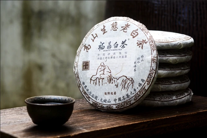 三年药七年宝?回收市场为什么对那些“动辄十年”的散户老白茶极其警惕?